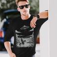 Lone Cowboy Watching Ufo 空飛ぶ円盤 キャニオン 長袖Tシャツ 彼への贈り物