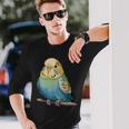 枝に腰掛けたチャーミングなセキセイインコ 長袖Tシャツ 彼への贈り物