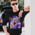 虹銀河のホットドッグに乗る宇宙の猫 長袖Tシャツ 彼への贈り物