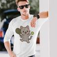 テニスをする猫。かわいいスポーツ猫。 長袖Tシャツ 彼への贈り物