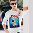 ニューヨーク港でゴム製のアヒルのおもちゃで遊ぶかわいいパグ犬 長袖tシャツ 長袖Tシャツ 彼への贈り物