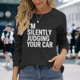 あなたの車を黙って判断してる面白いドライバーの名言 長袖Tシャツ 彼女への贈り物