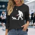 レトロ ビッグフット ウォーキング ジャーマンシェパード 犬 おもしろい サスカッチ 長袖tシャツ 長袖Tシャツ 彼女への贈り物