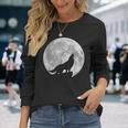 月に吠えるオオカミのシルエット。 長袖Tシャツ 彼女への贈り物