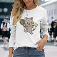 テニスをする猫。かわいいスポーツ猫。 長袖Tシャツ 彼女への贈り物