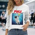 ニューヨーク港でゴム製のアヒルのおもちゃで遊ぶかわいいパグ犬 長袖tシャツ 長袖Tシャツ 彼女への贈り物