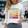 落ち着いて、ジョーダンにこの面白いレトロな引用を任せてください 長袖Tシャツ 彼女への贈り物
