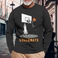 Checkmate Pawn Defeat King In Basketball チェスtシャツ 長袖Tシャツ 高齢者への贈り物