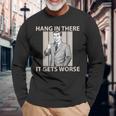 Hang In There It Gets Worse 皮肉なユーモア 長袖Tシャツ 高齢者への贈り物