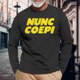 Nunc Coepi Now I Begin 長袖Tシャツ 高齢者への贈り物