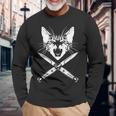 Hissing Cat With Crossedwitchblade Knives Kitten Claws 長袖Tシャツ 高齢者への贈り物