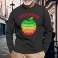 「Powered By Apples（リンゴの力）」リンゴ スライス 充電 バッテリー 残量 おもしろみ 可愛い 長袖Tシャツ 高齢者への贈り物