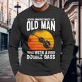 コントラバスの老人を過小評価しないでください 長袖Tシャツ 高齢者への贈り物