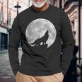 月に吠えるオオカミのシルエット。 長袖Tシャツ 高齢者への贈り物