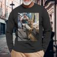 猫が魚市場を盗む冒険ファニーアートミーム 長袖Tシャツ 高齢者への贈り物