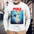 ニューヨーク港でゴム製のアヒルのおもちゃで遊ぶかわいいパグ犬 長袖tシャツ 長袖Tシャツ 高齢者への贈り物