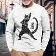 太極拳の練習をしている陽気な猫 陰陽 長袖tシャツ 長袖Tシャツ 高齢者への贈り物