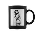 Hot Girl On 男性用 セクシー ブルネット ピンナップガール B&W コーヒーマグ
