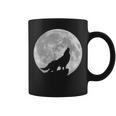 月に吠えるオオカミのシルエット。 コーヒーマグ