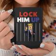 Lock Him Up Anti Trump Political コーヒーマグ 面白い贈り物