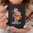 Punch Keep Holding On Cute Baby Monkey グラフィック コーヒーマグ 面白い贈り物