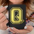 大文字 Q プリントされた明るいスタイルのデザイン。 コーヒーマグ 面白い贈り物