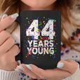面白い44歳 若い44歳の誕生日おめでとうシャツ 男性用 女性用 コーヒーマグ 面白い贈り物