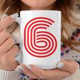クールなレトロなレタリングジャージ、背番号6 6Eis コーヒーマグ 面白い贈り物