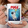 ニューヨーク港でゴム製のアヒルのおもちゃで遊ぶかわいいパグ犬 長袖tシャツ コーヒーマグ 面白い贈り物