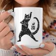 太極拳の練習をしている陽気な猫 陰陽 長袖tシャツ コーヒーマグ 面白い贈り物