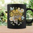 Buzzing Into 4 かわいい蜂 4歳の誕生日パーティーデザイン コーヒーマグ ギフトのアイデア