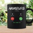 ハンブルクが呼んでいて、私はドイツ旅行に行かなければならない 長袖tシャツ コーヒーマグ ギフトのアイデア