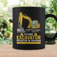 将来の掘削機オペレーターが重機ファンのトレーニングに参加。 コーヒーマグ ギフトのアイデア