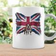 ユニオンジャックバンダナをかぶったブリティッシュブルドッグ、かわいい英国国旗。 コーヒーマグ ギフトのアイデア