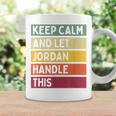 落ち着いて、ジョーダンにこの面白いレトロな引用を任せてください コーヒーマグ ギフトのアイデア