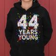 面白い44歳 若い44歳の誕生日おめでとうシャツ 男性用 女性用 レディースパーカー
