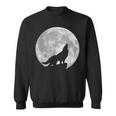 月に吠えるオオカミのシルエット。 スウェットシャツ