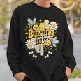 Buzzing Into 4 かわいい蜂 4歳の誕生日パーティーデザイン スウェットシャツ 彼への贈り物