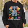 It's Ok To Be Different Awareness Elephant スウェットシャツ 彼への贈り物