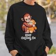 Punch Keep Holding On Cute Baby Monkey グラフィック スウェットシャツ 彼への贈り物