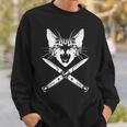 Hissing Cat With Crossedwitchblade Knives Kitten Claws スウェットシャツ 彼への贈り物