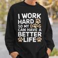 I Work Hardo My Dog Can Have A Better Life おかしな犬の飼い主 スウェットシャツ 彼への贈り物
