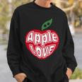 「Red Apple Fresh Fruit 」 ハート型 Love りんご フルーツ ユニークデザイン 長袖tシャツ スウェットシャツ 彼への贈り物