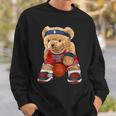 クールなテディベアがバスケットボールのイラストグラフィックデザインを演じます。 スウェットシャツ 彼への贈り物