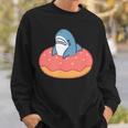 ドーナツに喰われるサメ さめ かわいい ゆるい イラスト シュール おもしろ 鮫 シャーク スウェットシャツ 彼への贈り物