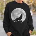 月に吠えるオオカミのシルエット。 スウェットシャツ 彼への贈り物