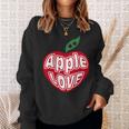 「Red Apple Fresh Fruit 」 ハート型 Love りんご フルーツ ユニークデザイン 長袖tシャツ スウェットシャツ 彼女への贈り物