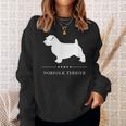 ノーフォークテリア犬の白いシルエット スウェットシャツ 彼女への贈り物
