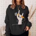 ボーカルマイクを持つロックシンガーの手 スウェットシャツ 彼女への贈り物