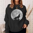 月に吠えるオオカミのシルエット。 スウェットシャツ 彼女への贈り物